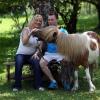 EXCLU - Loana et son compagnon Frédéric au beau milieu de la forêt avec leur poney à Nemours le 19 juin 2013