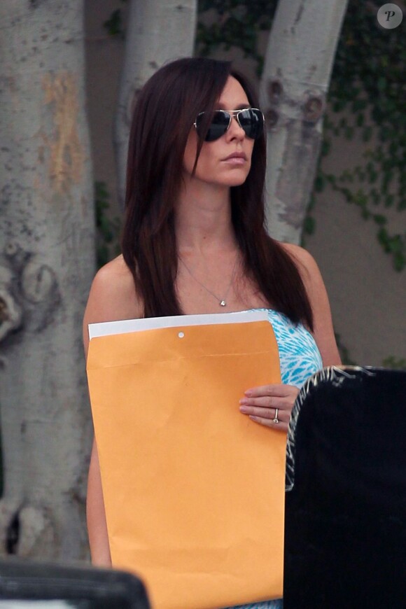 Jennifer Love Hewitt cache son baby bump sous une longue robe bleue et une grande enveloppe, dans les rues de Los Angeles, le 25 juin 2013.