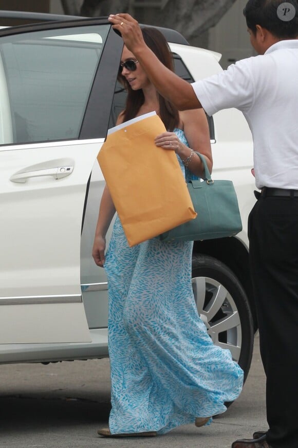 Jennifer Love Hewitt cache son baby bump dans les rues de Los Angeles, le 25 juin 2013.
