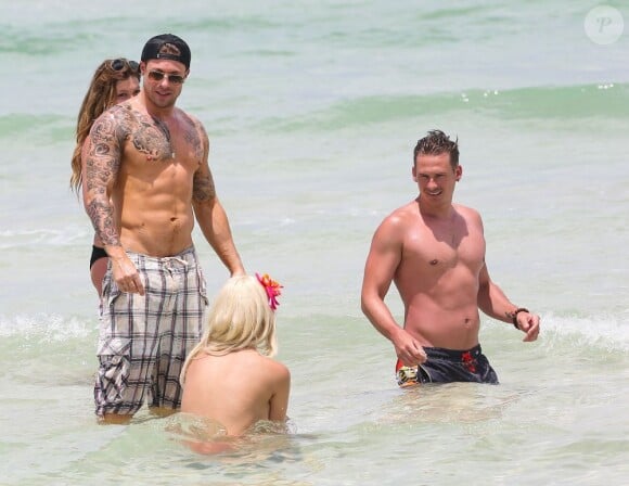 Lee Ryan et Duncan James du groupe Blue à Miami, le 25 juin 2013, profitant d'une journée à la plage.