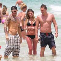 Duncan James et Lee Ryan (Blue) exhibent leur torse sur une plage à Miami !