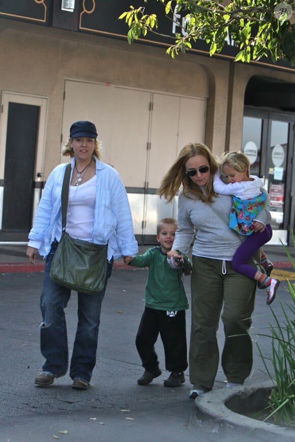 Melissa Etheridge et son ex-épouse Tammy Lynn Michaels avec leurs jumeaux Miller Steven et Johnnie Rose (alors âgés de 5 ans) à Woodland Hills, le 19 janvier 2012.