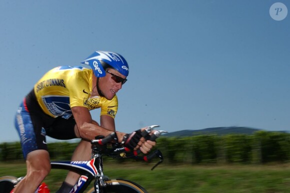 Lance Armstrong sur le Tour de France lors de l'étape entre Regnie et Durette-Macon le 27 juillet 2002