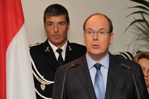 Le prince Albert de Monaco présente ses voeux au chef de la police monégasque et à ses membres, le 17 janvier 2011. André Muhlberger se trouve juste derrière lui. 