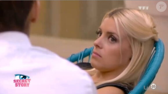 Alexia craque après de (faux) départ de Vincent, dans Secret Story 7, le 28 juin 2013.