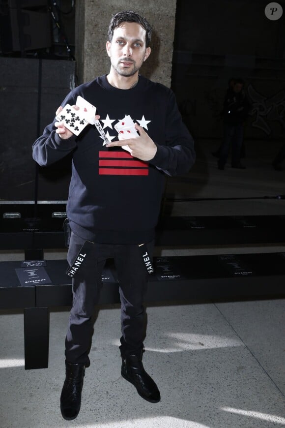 Le magicien Dynamo assiste au défilé Givenchy printemps-été 2014 à la Cité de la Mode et du Design. Paris, le 28 juin 2013.