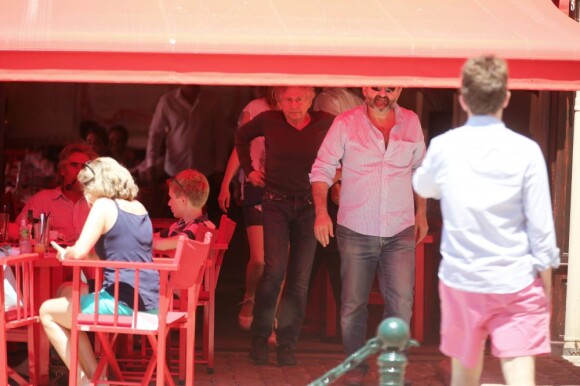 Roman Polanski, sa femme Emmanuelle Seigner et Denis Olivennes sur le port de Saint-Tropez, le 30 juin 2013. Ils ont déjeuné dans une restaurant sur le port.
