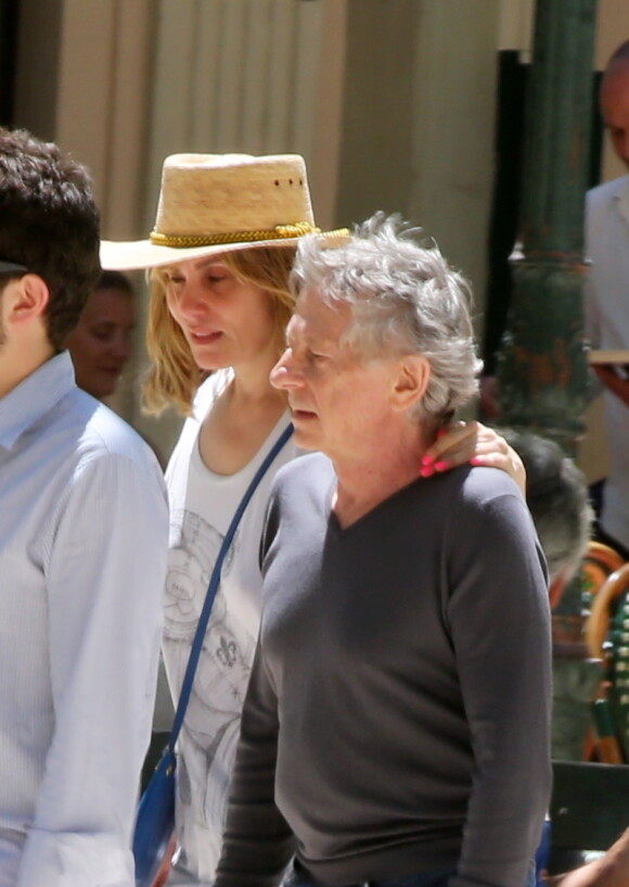 Le cinéaste Roman Polanski, sa femme Emmanuelle Seigner et Denis Olivennes sur le port de Saint-Tropez, le 30 juin 2013.