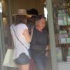 Roman Polanski, sa femme Emmanuelle Seigner et Denis Olivennes sur le port de Saint-Tropez, le 30 juin 2013. Ils sortent d'une boutique Ladurée.