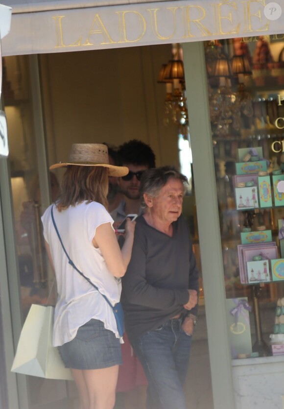 Roman Polanski, sa femme Emmanuelle Seigner et Denis Olivennes sur le port de Saint-Tropez, le 30 juin 2013. Ils sortent d'une boutique Ladurée.