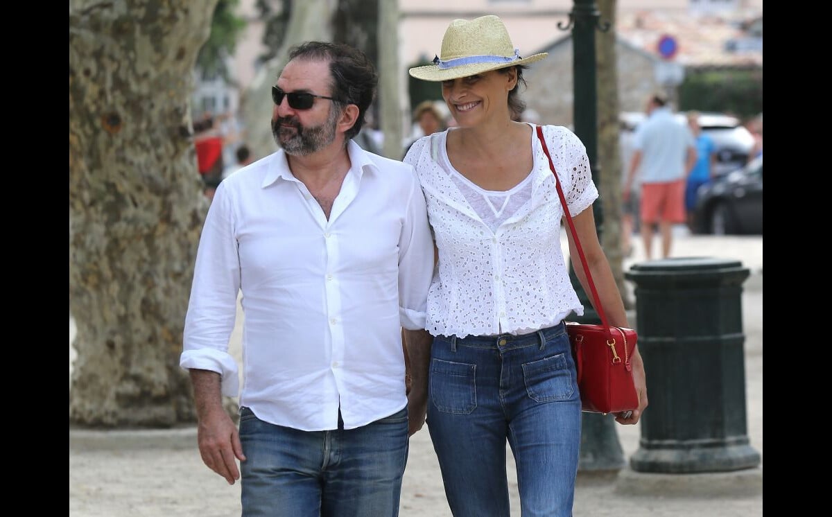 Photo Inès de la Fressange et son compagnon Denis Olivennes, amoureux, dans les rues de Saint Photo Inès de la Fressange et son compagnon Denis Olivennes, amoureux, dans les rues de Saint