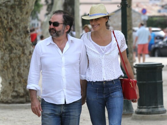 Inès de la Fressange et son compagnon Denis Olivennes, amoureux, dans les rues de Saint-Tropez, le 29 juin 2013.
