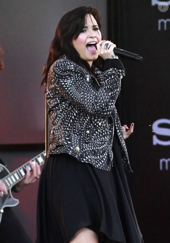 Demi Lovato chante sur le plateau du Jimmy Kimmel Live à West Hollywood, le 1er avril 2013.