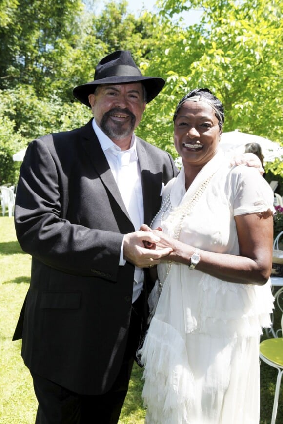 Eric Morena et Babette de Rozières lors de la garden party organisée par Babette de Rozières chez elle à Maule dans les Yvelines, le 30 juin 2013.