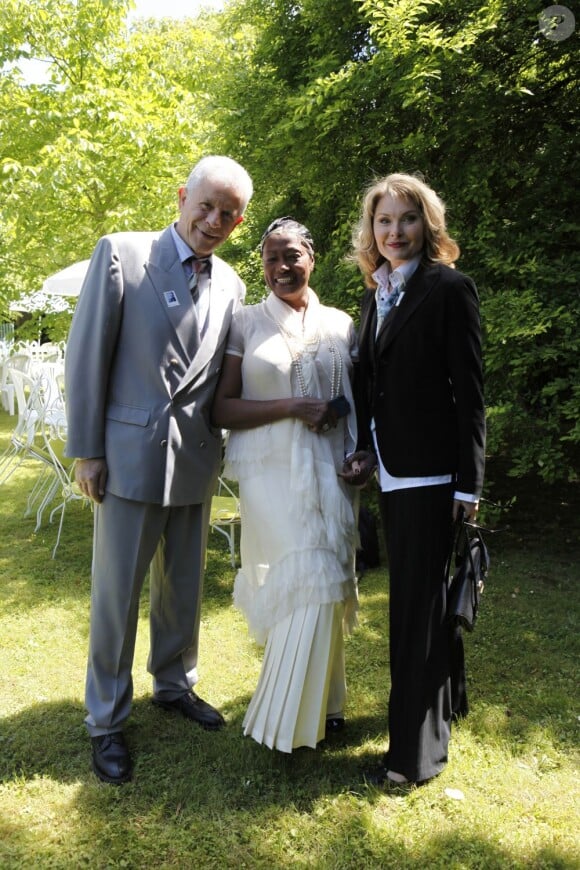 Georges Beller et son épouse Florence et Babette de Rozières lors de la garden party organisée par Babette de Rozières chez elle à Maule dans les Yvelines, le 30 juin 2013.