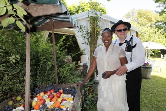 Babette de Rozières et son époux Claude Butin lors de la garden party organisée par Babette de Rozières chez elle à Maule dans les Yvelines, le 30 juin 2013.