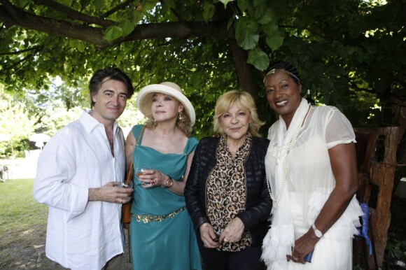 Grace de Capitani et son époux Jean-Pierre Jacquin avec Nicoletta et Babette de Rozières lors de la garden party organisée par Babette de Rozières chez elle à Maule dans les Yvelines, le 30 juin 2013.
