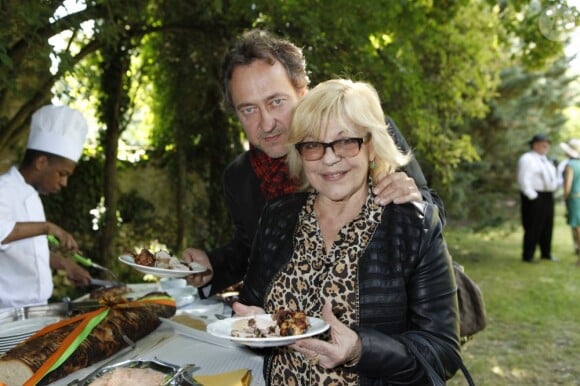 Nicoletta et son mari Jean-Christophe lors de la garden party organisée par Babette de Rozières chez elle à Maule dans les Yvelines, le 30 juin 2013.