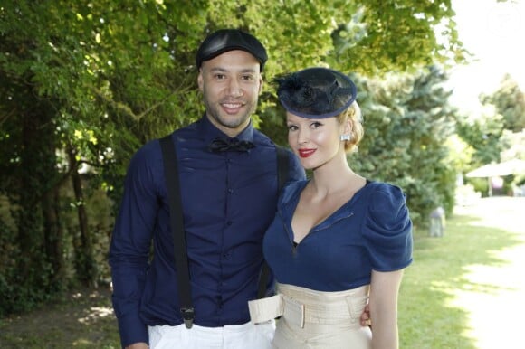 Tatiana Laurens et Xavier Delarue lors de la garden party organisée par Babette de Rozières chez elle à Maule dans les Yvelines, le 30 juin 2013.