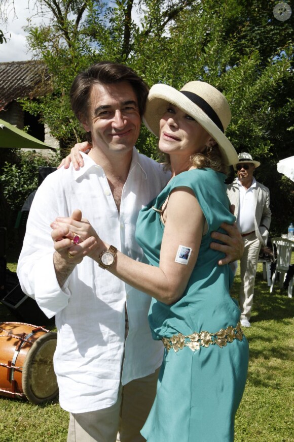 Grace de Capitani et son époux Jean-Pierre Jacquin lors de la garden party organisée par Babette de Rozières chez elle à Maule dans les Yvelines, le 30 juin 2013.