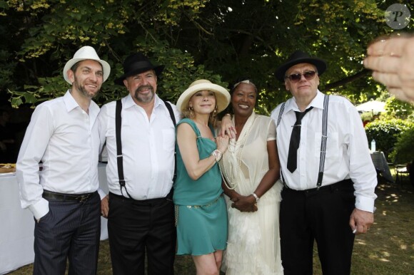 Patrick Moïse, Eric Morena, Grace de Capitani, Babette de Rozières et son époux Claude Butin lors de la garden party organisée par Babette de Rozières chez elle à Maule dans les Yvelines, le 30 juin 2013.