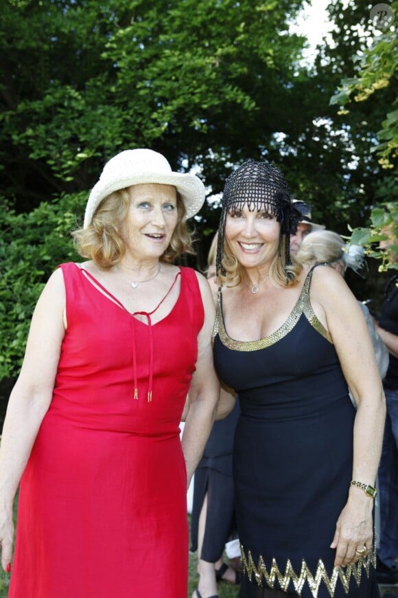 Katia Tchenko et Fabienne Amiach lors de la garden party organisée par Babette de Rozières chez elle à Maule dans les Yvelines, le 30 juin 2013.