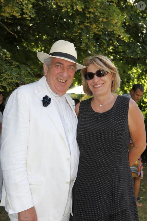 Laurence Neuve et son époux lors de la garden party organisée par Babette de Rozières chez elle à Maule dans les Yvelines, le 30 juin 2013.
