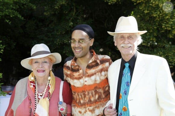 Edward Meeks et Jacqueline Monsigny avec Fabrice Di Falco (chanteur lyrique) lors de la garden party organisée par Babette de Rozières chez elle à Maule dans les Yvelines, le 30 juin 2013.