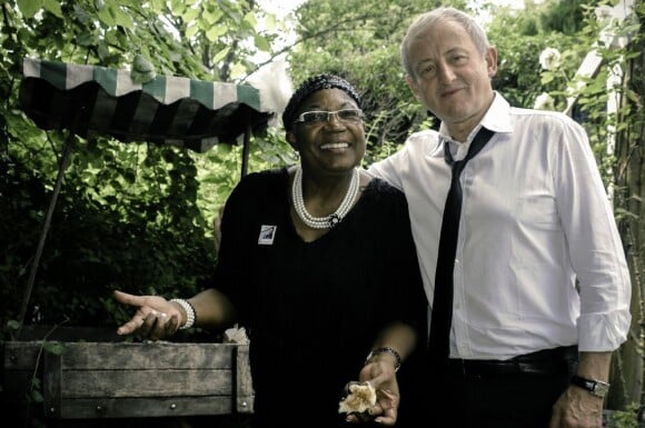 Firmine Richard et Yan Queffélec lors de la garden party organisée par Babette de Rozières chez elle à Maule dans les Yvelines, le 30 juin 2013.