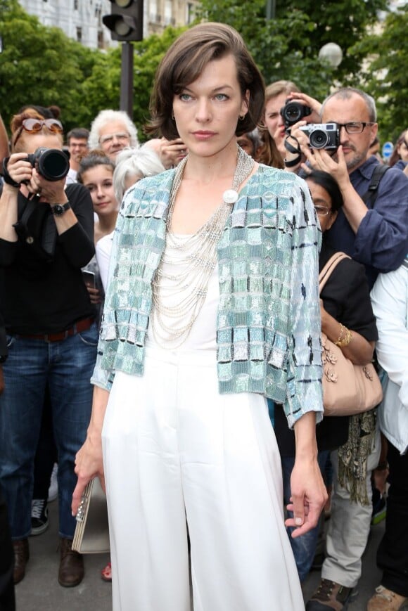 Milla Jovovich - Arrivée des people au défilé de mode Haute Couture automne-hiver 2013-2014 Giorgio Armani Privé. A Paris le 2 juillet 2013.