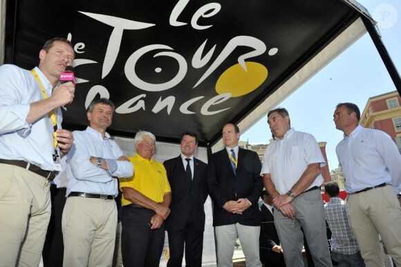 Christian Prudhomme, le directeur du Tour, Bernard Thévenet, Raymond Poulidor, Christian Estrosi (maire de Nice), le Prince Albert II de Monaco, Eddy Merckx et Bernard Hinault - Quatrième étape du Tour de France, le 2 juillet 2013 à Nice.