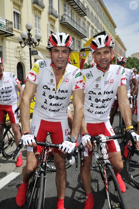 Anthony Delon et Paul Belmondo participent à l'étape du Coeur au profit de Mécénat Chirurgie Cardiaque en marge de la quatrième étape du Tour de France, à Nice le 2 juillet 2013. 