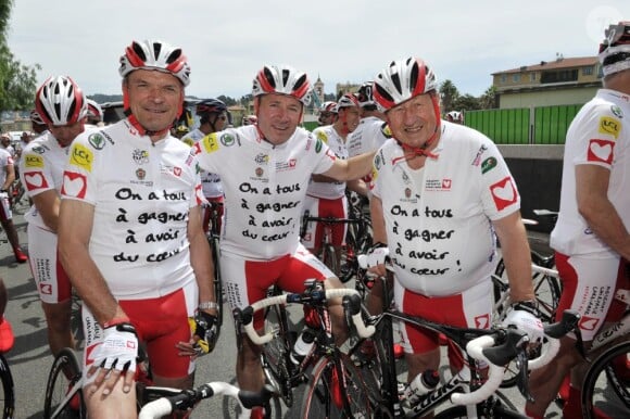 Christian Estrosi (maire de Nice), Guy Roux et Bernard Hinault participent à l'étape du Coeur au profit de Mécénat Chirurgie Cardiaque en marge de la quatrième étape du Tour de France, à Nice le 2 juillet 2013.