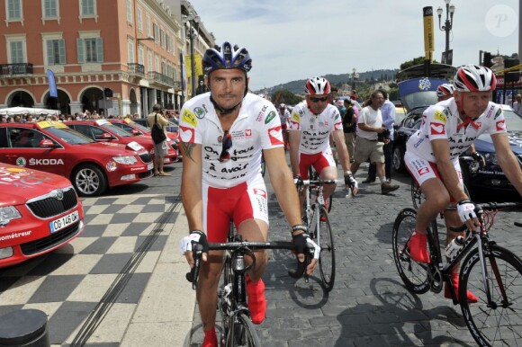 Richard Virenque et Patrick Poivre d'Arvor participent à l'étape du Coeur au profit de Mécénat Chirurgie Cardiaque en marge de la quatrième étape du Tour de France, à Nice le 2 juillet 2013.