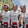 Bernard Thévenet, Christian Estrosi (maire de Nice) et Bernard Hinault participent à l'étape du Coeur au profit de Mécénat Chirurgie Cardiaque en marge de la quatrième étape du Tour de France, à Nice le 2 juillet 2013.
