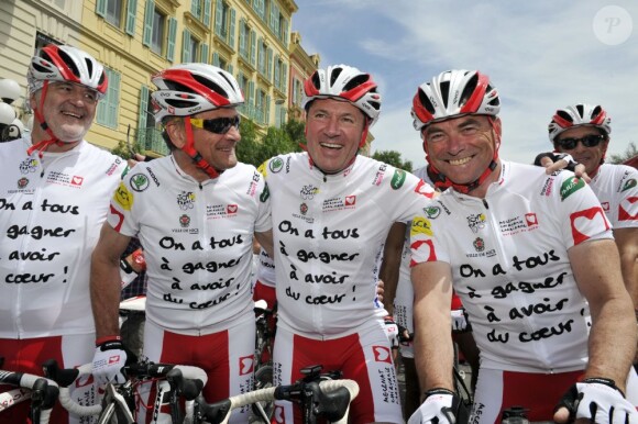 Bernard Thévenet, Christian Estrosi (maire de Nice) et Bernard Hinault participent à l'étape du Coeur au profit de Mécénat Chirurgie Cardiaque en marge de la quatrième étape du Tour de France, à Nice le 2 juillet 2013.