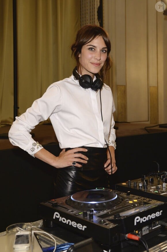Alexa Chung aux platines - soirée Bulgari pour la collection Diva à l'Hôtel Potocki à Paris, le 2 juillet 2013.