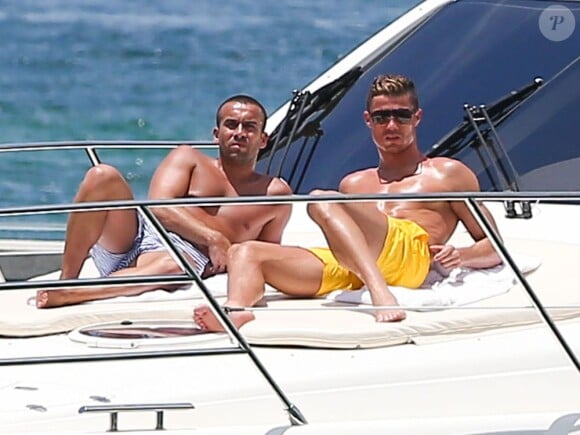 Cristiano Ronaldo en vacances avec des amis sur un yacht à Miami, le 14 juin 2013.
