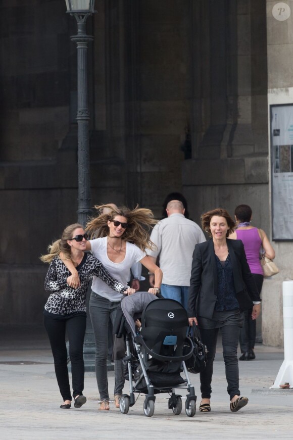 Gisele Bündchen en promenade à Paris avec sa fille Vivian en juin 2013