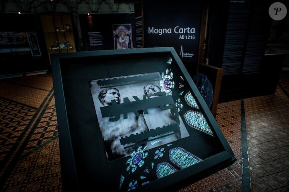 La cover de l'album Magna Carta... Holy Grail de Jay Z est exposée dans la cathédrale de Salisbury, où l'un des quatre extraits originaux de la Magna Carta (la Grande Charte) datant de 1215 est conservé.