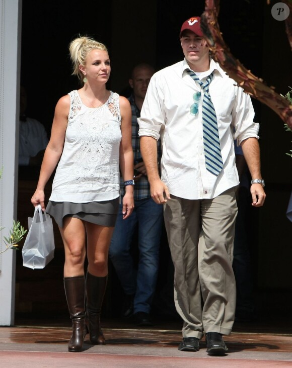 La chanteuse Britney Spears et son petit ami David Lucado font les courses, le vendredi 5 juillet 2013 à Thousand Oaks.