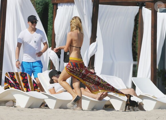 Paris Hilton et River Viiperi à Malibu le samedi 6 juillet 2013.