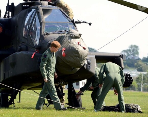 Le prince Harry dans ses oeuvres de pilote d'hélicoptère Apache lors d'un festival aérien le 10 juin 2013 à Cosford dans le Shropshire.