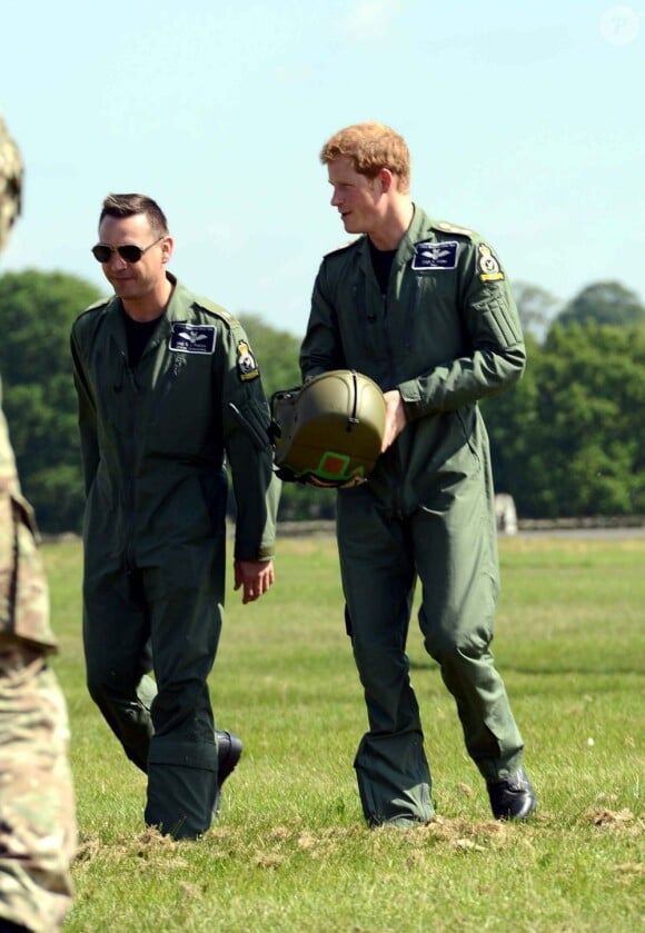 Le prince Harry dans ses oeuvres de pilote d'hélicoptère Apache lors d'un festival aérien le 10 juin 2013 à Cosford dans le Shropshire.