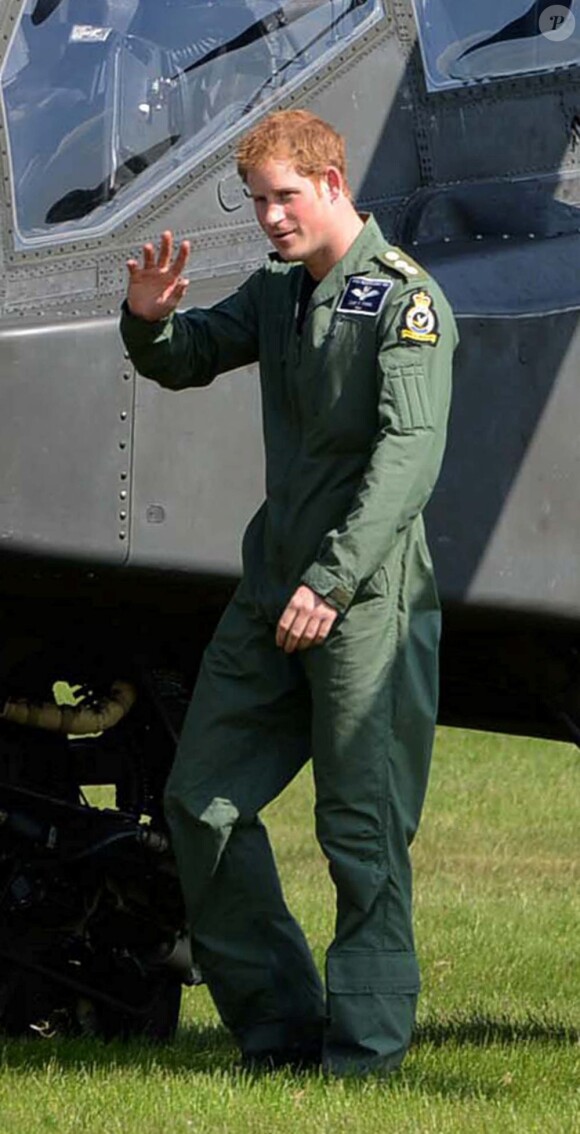 Le prince Harry dans ses oeuvres de pilote d'hélicoptère Apache lors d'un festival aérien le 10 juin 2013 à Cosford dans le Shropshire.
