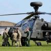 Le prince Harry dans ses oeuvres de pilote d'hélicoptère Apache lors d'un festival aérien le 10 juin 2013 à Cosford dans le Shropshire.