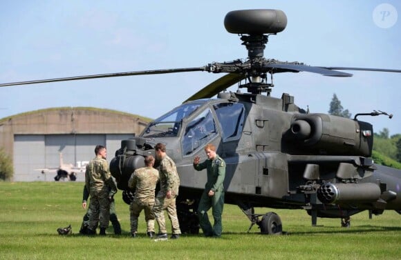 Le prince Harry dans ses oeuvres de pilote d'hélicoptère Apache lors d'un festival aérien le 10 juin 2013 à Cosford dans le Shropshire.