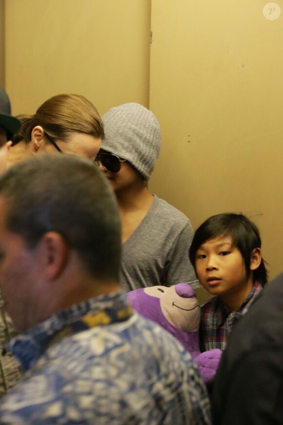 Angelina Jolie et ses enfants Pax et Maddox lors de leur arrivée à l'aéroport international d'Honolulu. Toute la famille d'Angelina Jolie devrait la rejoindre le temps de la durée du tournage de son nouveau film "Unbroken", qui se déroulera sur l'île d'Oahu à Hawaï. Photo prise le 7 juillet 2013.