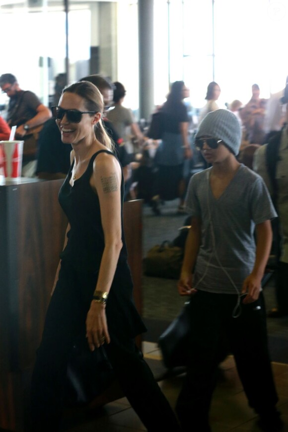 Angelina Jolie et ses fils Pax et Maddox lors de leur arrivée à l'aéroport international d'Honolulu. Toute la famille d'Angelina Jolie devrait la rejoindre le temps de la durée du tournage de son nouveau film "Unbroken", qui se déroulera sur l'île d'Oahu à Hawaï. Photo prise le 7 juillet 2013.