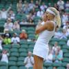 Kristina Mladenovic n'en revenait pas après sa victoire en finale du double mixte de Wimbledon en compagnie du canadien Daniel Nestor le 7 juillet 2013, sous les yeux de Marion Bartoli
